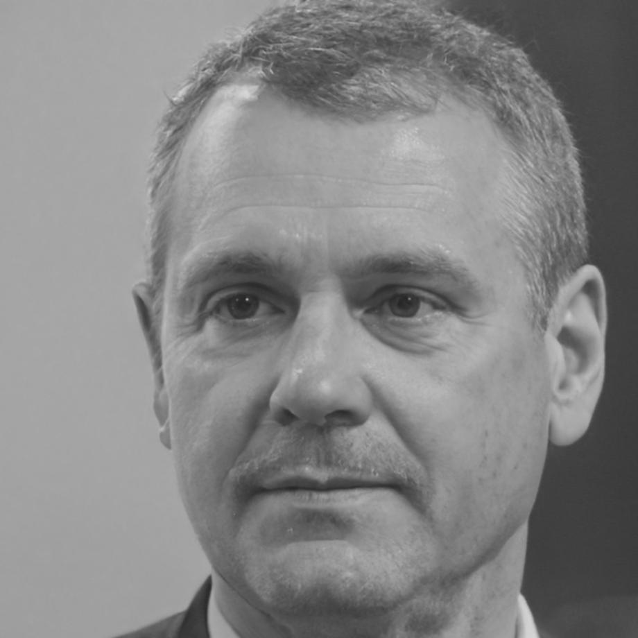 Retrato profesional de Adrián Montesinos