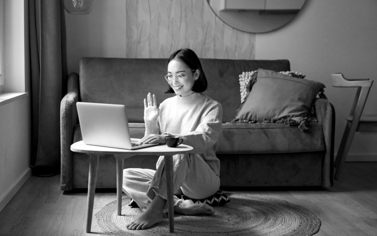 Equipo profesional analizando datos financieros en oficina moderna